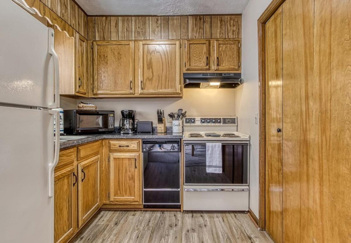 Pinecrest Townhomes-1King-2Queen Unit-Updated Пиджен-Фордж Экстерьер фото